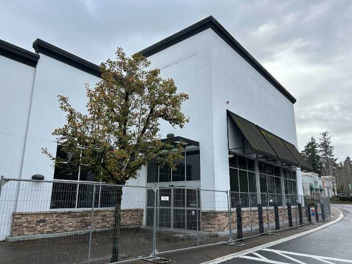 Saks Off 5th quietly closes Bridgeport Village store