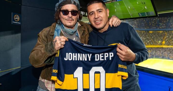 Johnny Depp en la Bombonera: vio a Boca y recibió la camiseta de Juan Román Riquelme