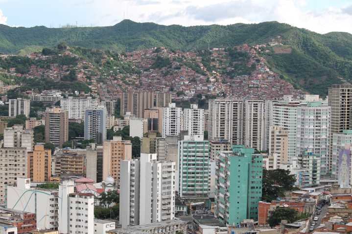 Instalaron tarimas y cerraron calles en Caracas por marcha oficialista 
