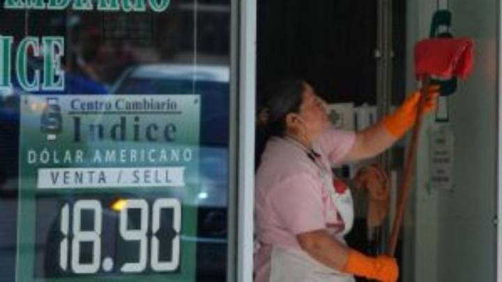 Peso rompe racha negativa, pero sigue el riesgo de depreciación