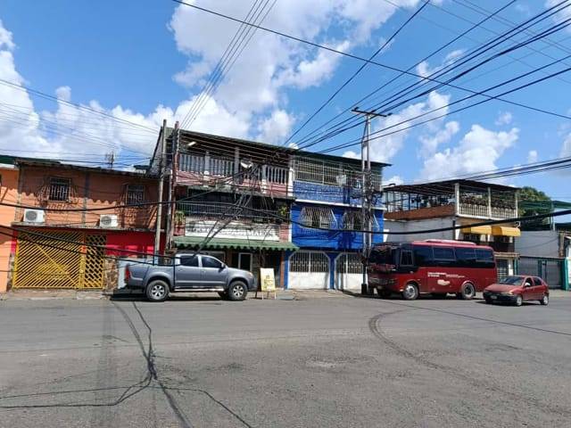 Telaraña de guayas y cables preocupan a vecinos de la Rómulo Gallegos