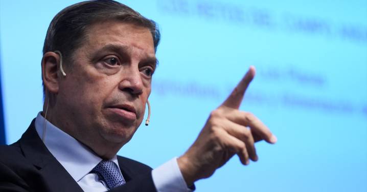 El ministro Planas lanza un mensaje de tranquilidad por la peste porcina africana: «El abastecimiento está garantizado»