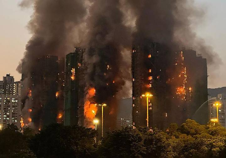 Un incendio en un área de rascacielos en Hong Kong causa al menos cuatro muertos