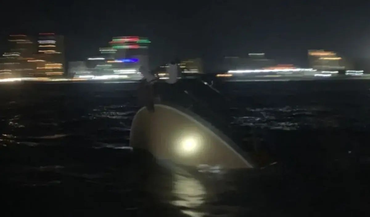 ¡Susto en paseo turístico en Mazatlán! Se hunde embarcación con 11 personas a bordo