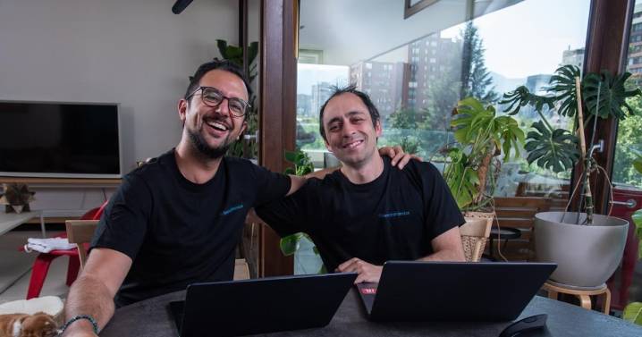 Cómo dos ingenieros chilenos crearon una herramienta para aparecer en las respuestas de la IA