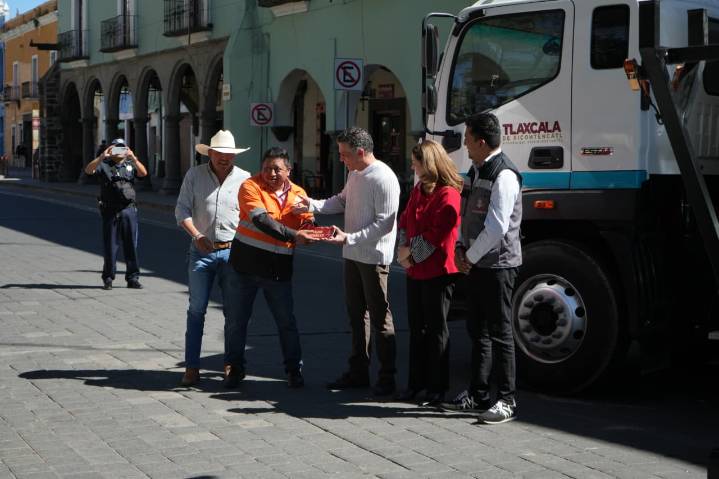 Invierte ayuntamiento de Tlaxcala más de 4 mdp en camión de volteo y grúa para servicios públicos