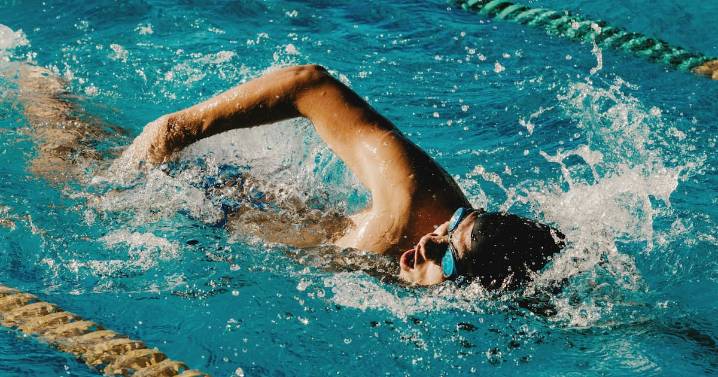 Por qué la natación en agua fría está ganando seguidores en el mundo