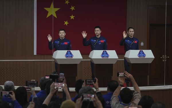Astronautas chinos vuelven de estación espacial tras retraso
