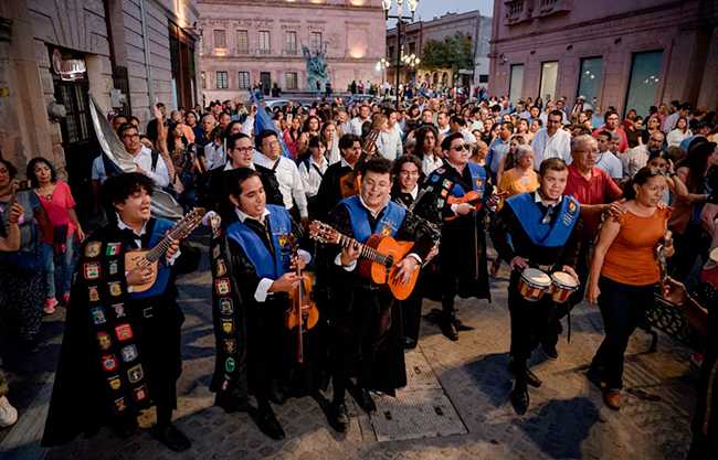 Invita Javier Díaz a disfrutar de la Callejoneada en Distrito Centro