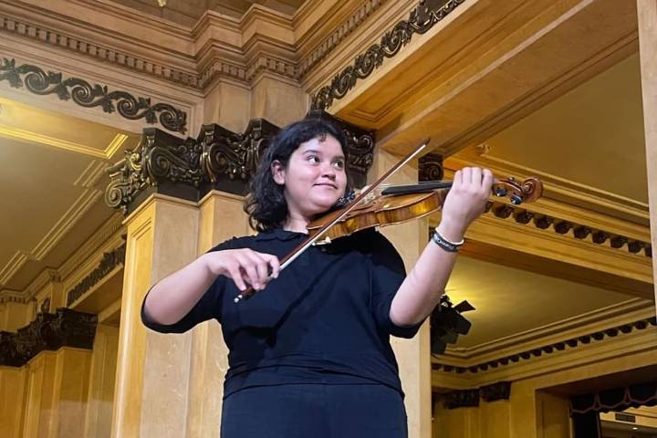 Una orquesta conformada por jóvenes de barrios vulnerables tocará en el Teatro Colón junto a Andrea Bocelli