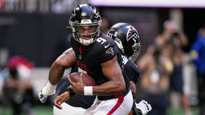 Falcons QB Michael Penix injures knee against Panthers and replaced by Kirk Cousins