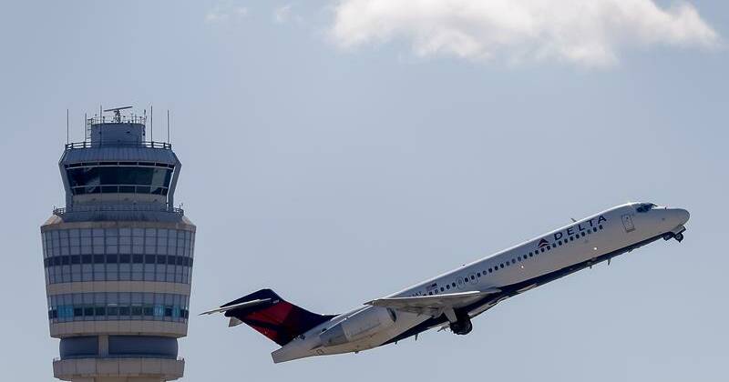 Trump orders air traffic controllers to return to work