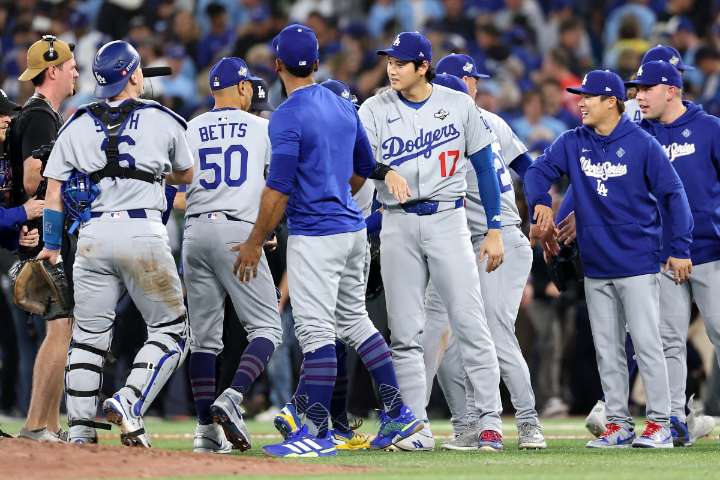 Dodgers vencen en Toronto y llevan la Serie Mundial al séptimo juego