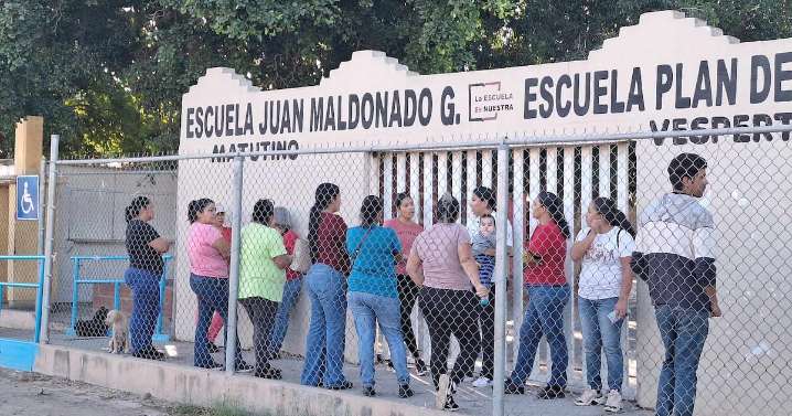 Padres de familia cierran primaria; Exigen limpieza de terrenos por casos de dengue