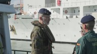 Uniforme militar y salvavidas, incluido: Felipe VI presencia el simulacro de una persecución a una narcolancha en su visita a Cádiz