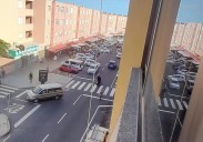 Varios heridos tras impactar un coche contra un comercio en San Fernando