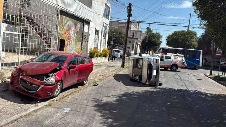 Camioneta Termina Volcada tras Chocar con otro Vehículo en Calles de Puebla
