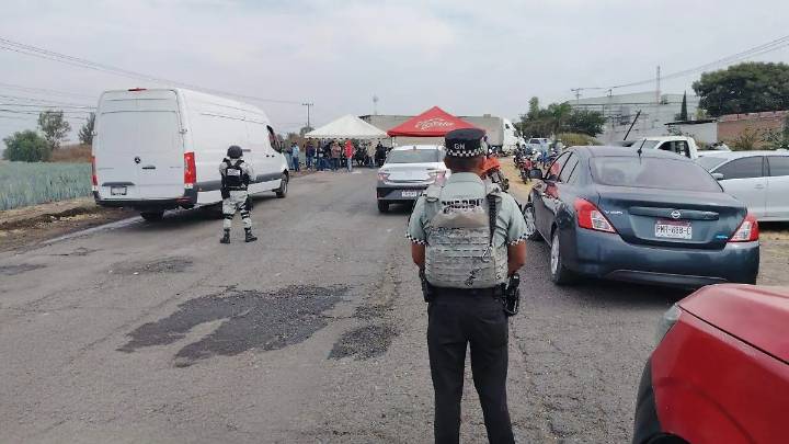 Productores michoacanos mantienen bloqueos carreteros