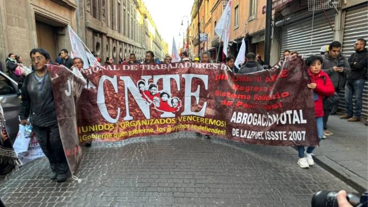 Se manifiestan en Cámara de Diputados miembros de la CNTE