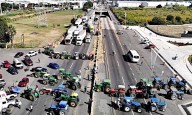Transportistas y campesinos paralizan carreteras en México