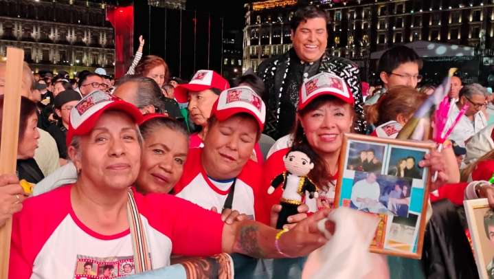 Inicia proyección del concierto de Juan Gabriel en el Zócalo
