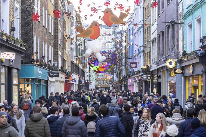 Consumer confidence tumbles amid ‘tumultuous’ build