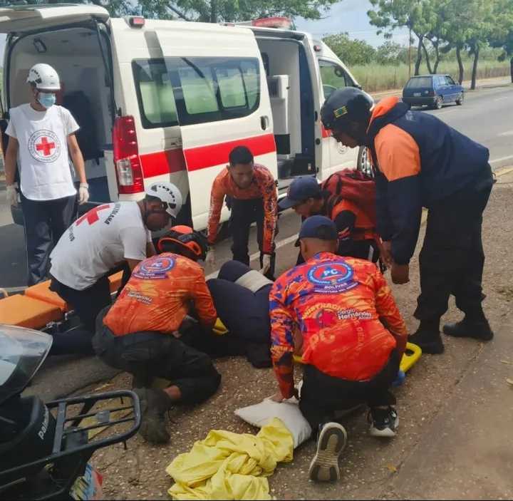 Dos lesionados tras caer de moto en avenida Libertador
