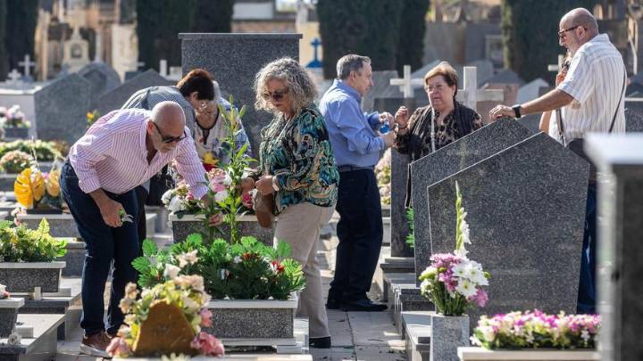 Multitud de personas acuden al cementerio en el día de Todos los Santos