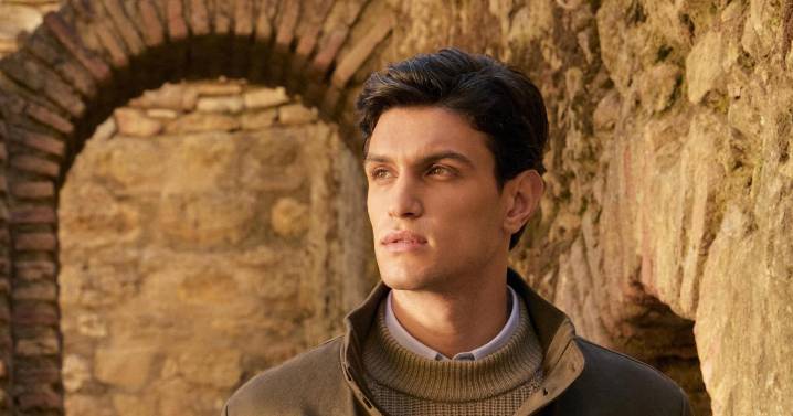 Llega a Barcelona la marca de ropa masculina que bendice sus locales para orientarlos «a gloria de Dios»