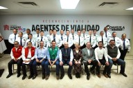 Román Alberto Cepeda González entrega reconocimientos a agentes de Vialidad