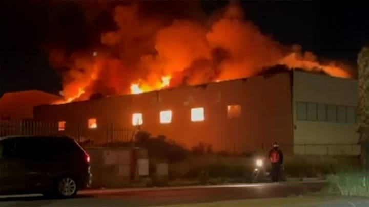 Así es el pavoroso incendio que ha devorado en unas horas una nave industrial en Elda (Alicante)