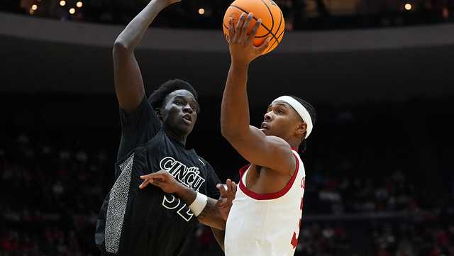 Conwell scores 25 as No. 6 Louisville beats Cincinnati 74