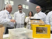 Pacheco destaca el papel de Andalucía en el control biológico en su recorrido por Agrobío