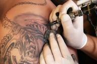 Un estudio descubre los efectos perjudiciales de la tinta de los tatuajes en el sistema inmunológico