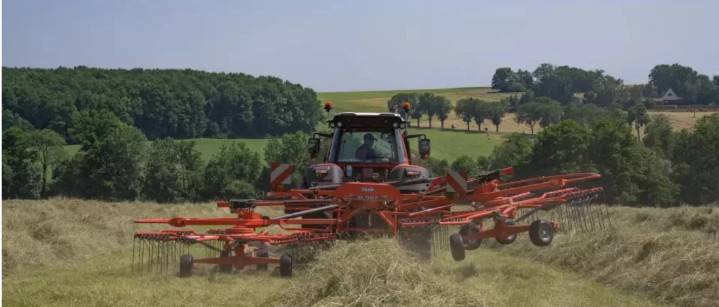 Kuhn Ibérica presenta un innovador hilerador de doble rotor con descarga central