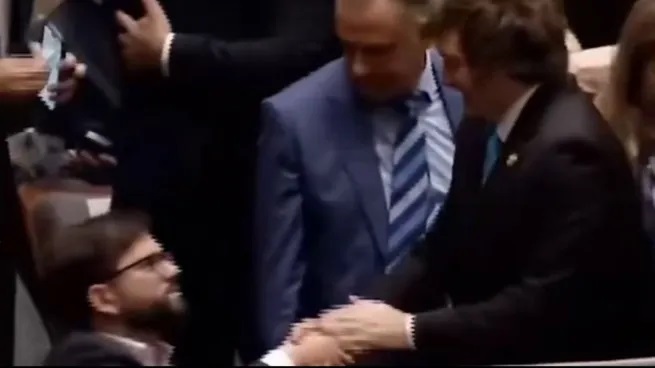 Tensión: el video del cruce entre Javier Milei y Gabriel Boric en la asunción presidencial de Rodrigo Paz en Bolivia