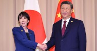 China presiona a Japón por Taiwán: anula miles de vuelos, frena sus exportaciones de pesca y maniobra militarmente