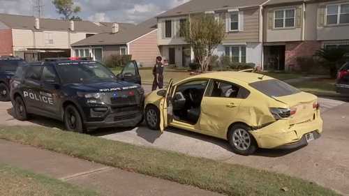1 juvenile in custody, 2 on the run after chase in stolen car in southwest Houston, HPD says