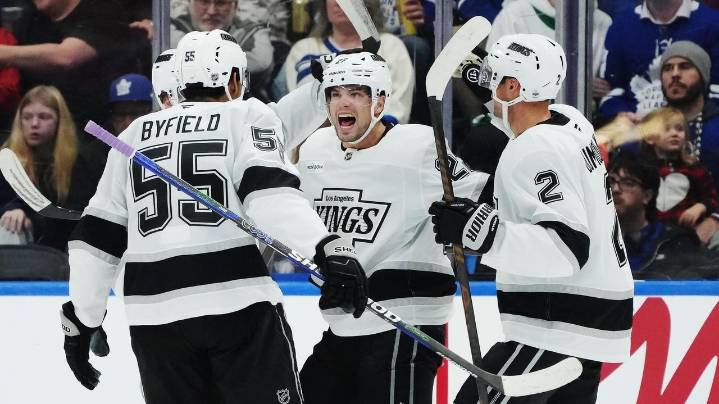 Quinton Byfield scores in OT to lift the Kings past the Maple Leafs, 4