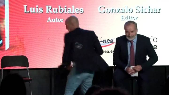 Luis Rubiales recibe huevazos en la presentación de su libro