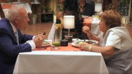 Un soltero de 81 años paraliza 'First Dates' tras un percance con la comida: "Me temblaba todo el cuerpo"