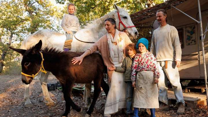 Italia quitó tres hijos a una pareja que decidió arrancar de la civilización