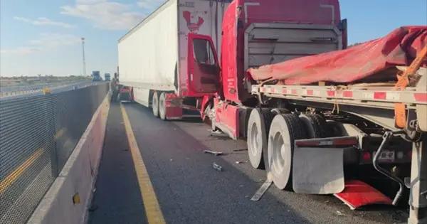 Choque de tráileres provoca atasco en carretera 57