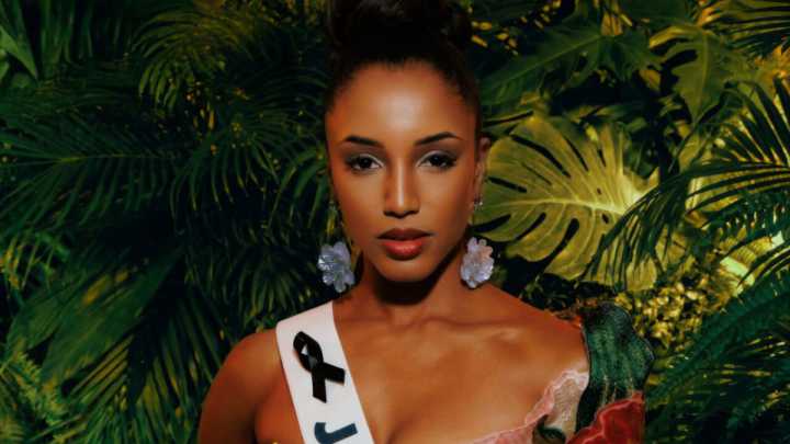 Miss Jamaica sufre aparatoso accidente: así fue el momento de su caída durante Miss Universo 2025