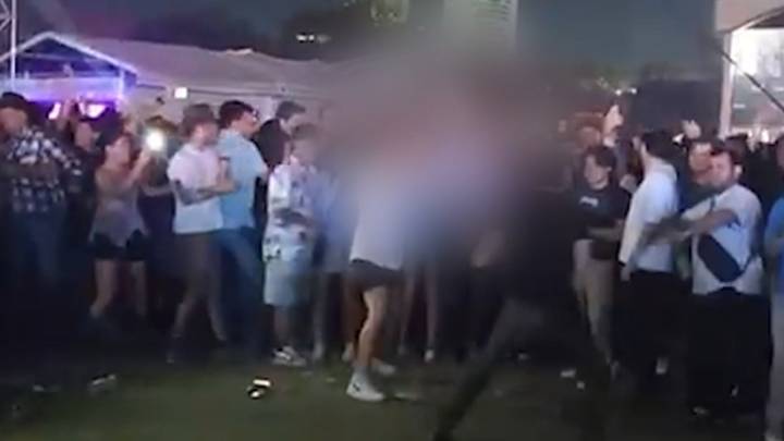 Captan pelea a golpes entre dos hombres en medio de concierto en el Festival Arre