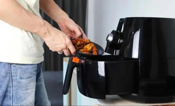 Cómo sacar la grasa de la freidora de aire: el truco que no falla