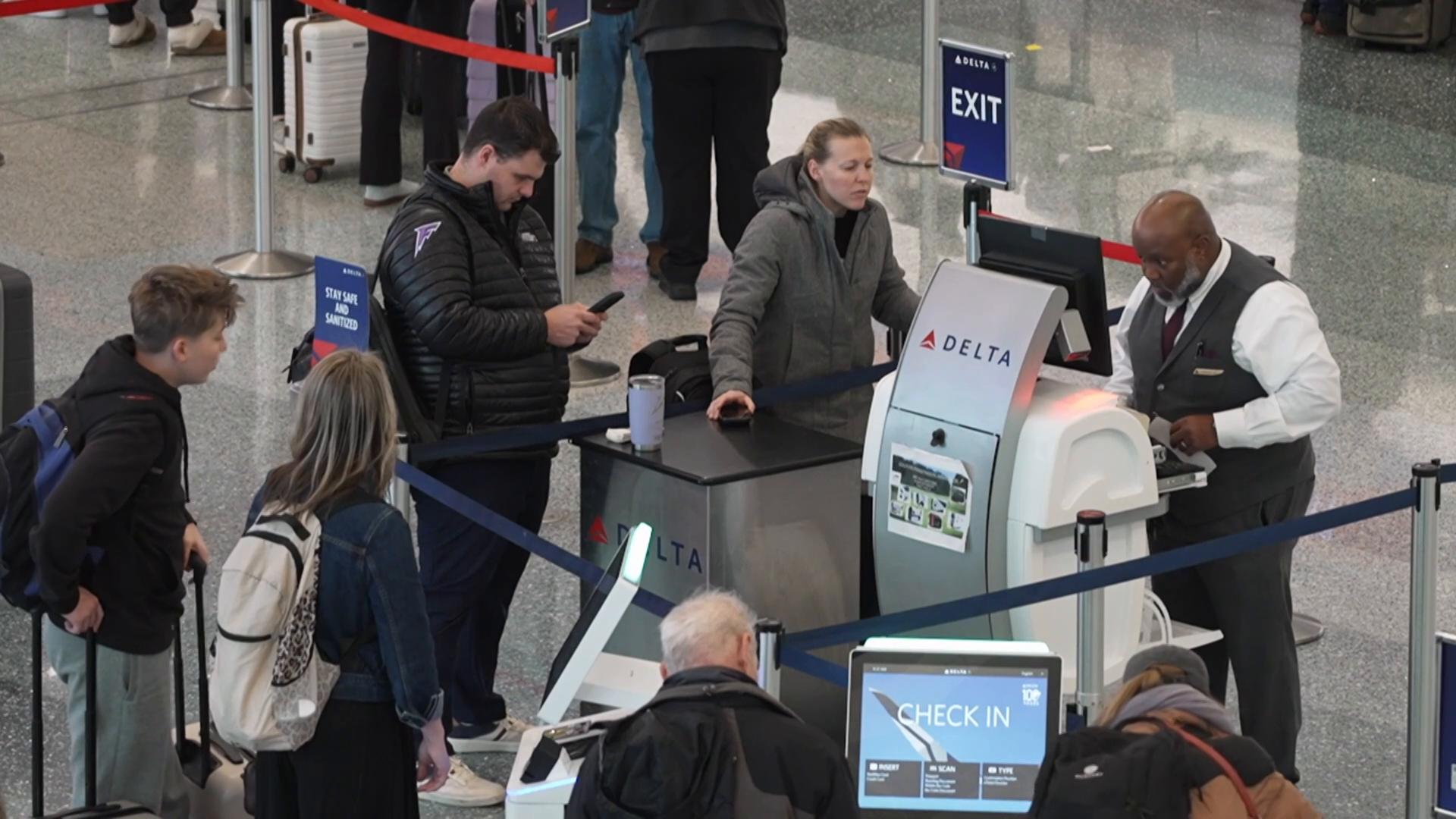 Thanksgiving travelers report smooth flying despite winter weather and lingering shutdown concerns