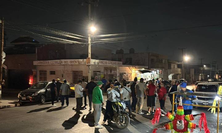 Cierran vialidades por choque y disputa en pleno centro de Saltillo