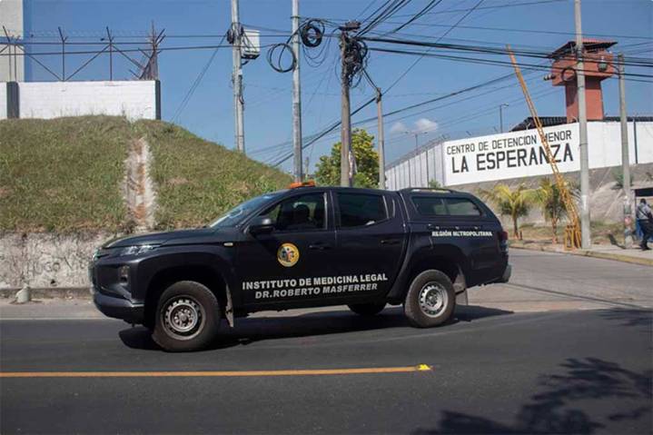 Informan de 450 decesos en cárceles de El Salvador