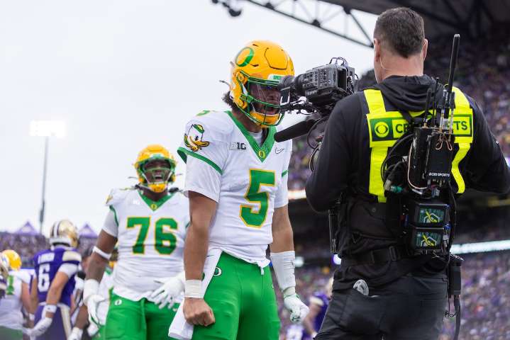 No. 6 Oregon Ducks step over Washington, into national playoffs